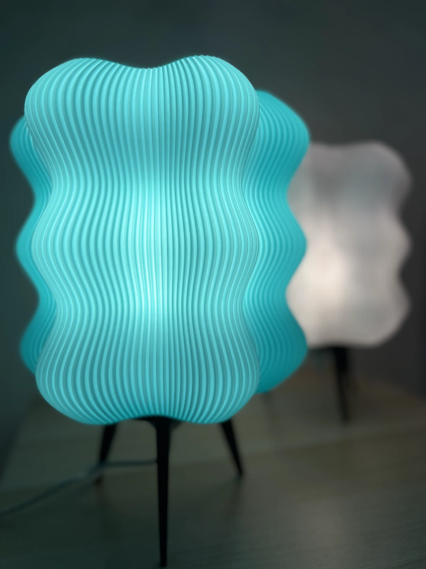 Veioză printată 3D cu pereți ondulați, luminată cyan
