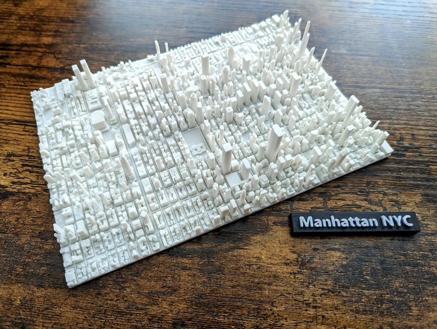 Hartă 3D printată a orașului Manhattan cu clădiri în relief